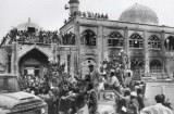 خرمشهر را خدا آزاد کرد | رزمندگان در مسجد جامع خرمشهر، ساعاتی پس از آزادسازی خرمشهر | 3 خرداد 1360